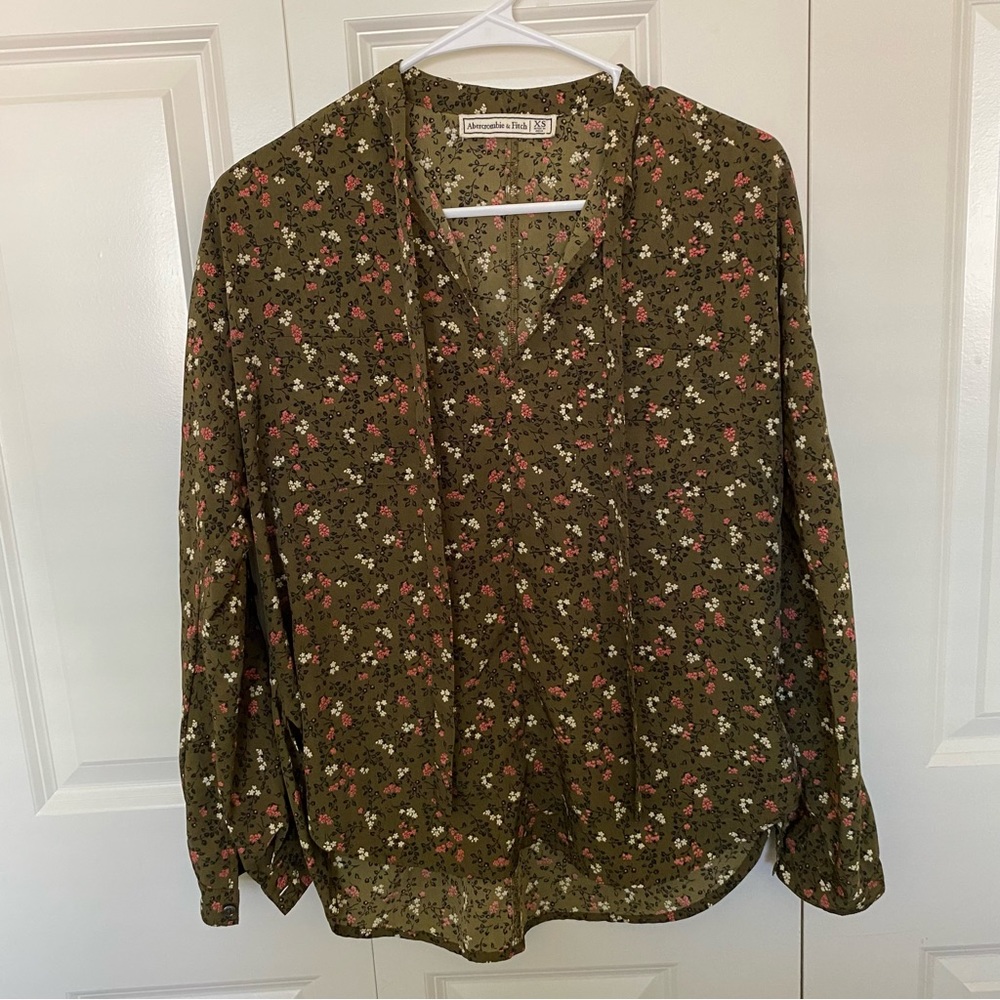 Abercrombie and Fitch Green floral blouse